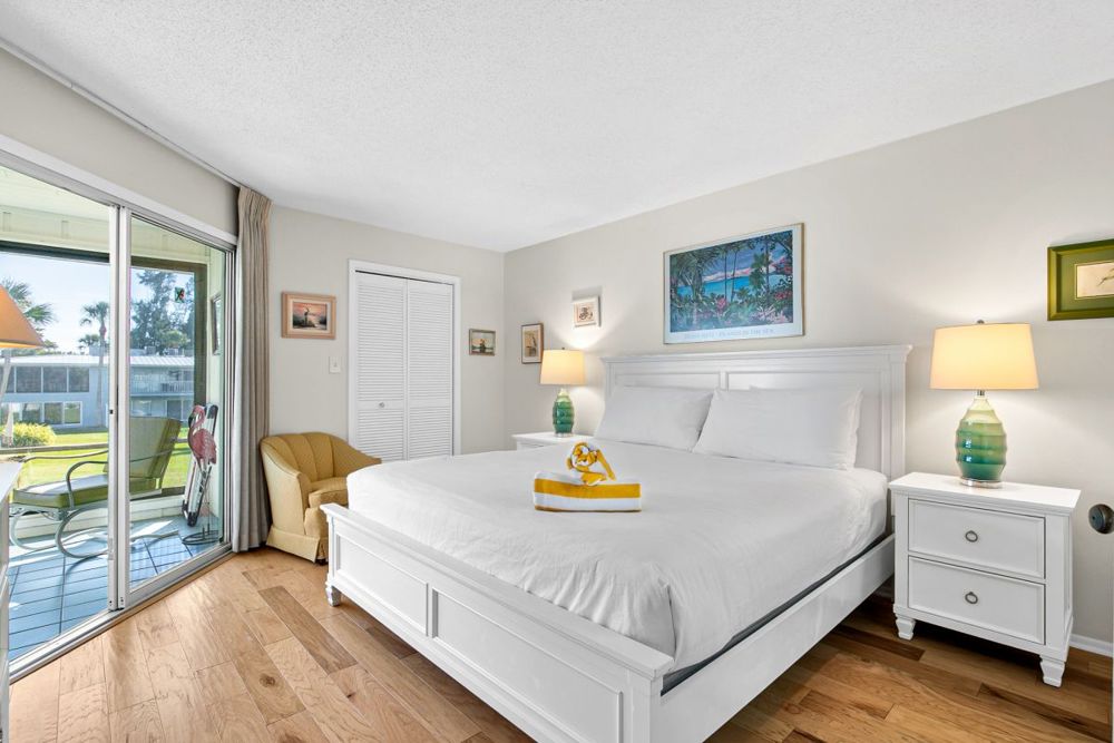 Schlafzimmer mit King-Size-Bett und Schiebetür zur Terrasse