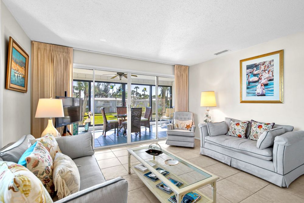 Wohnzimmer mit zwei Sofas und Glasschiebetür zum Sunroom