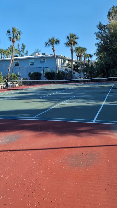 Tennisplatz der Anlage mit Palmen